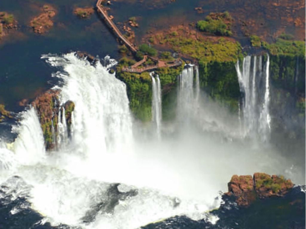 Vista aérea de las Cataratas del Iguazú mostrando la Garganta del Diablo, pasarelas peatonales y la densa selva misionera rodeando los saltos de agua.